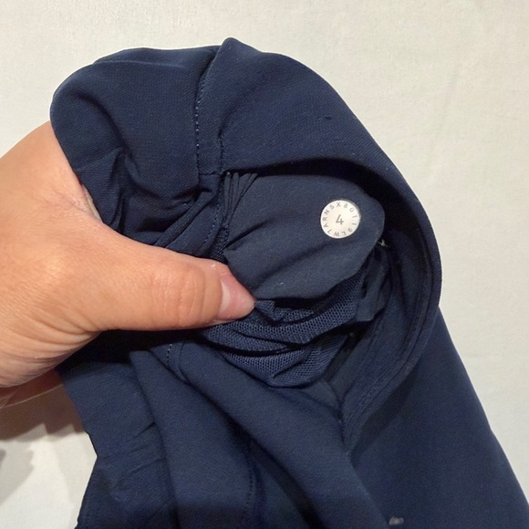 Lululemon On The Fly Short Woven 2.5” True Navy Size 4 - Picture 9 of 9